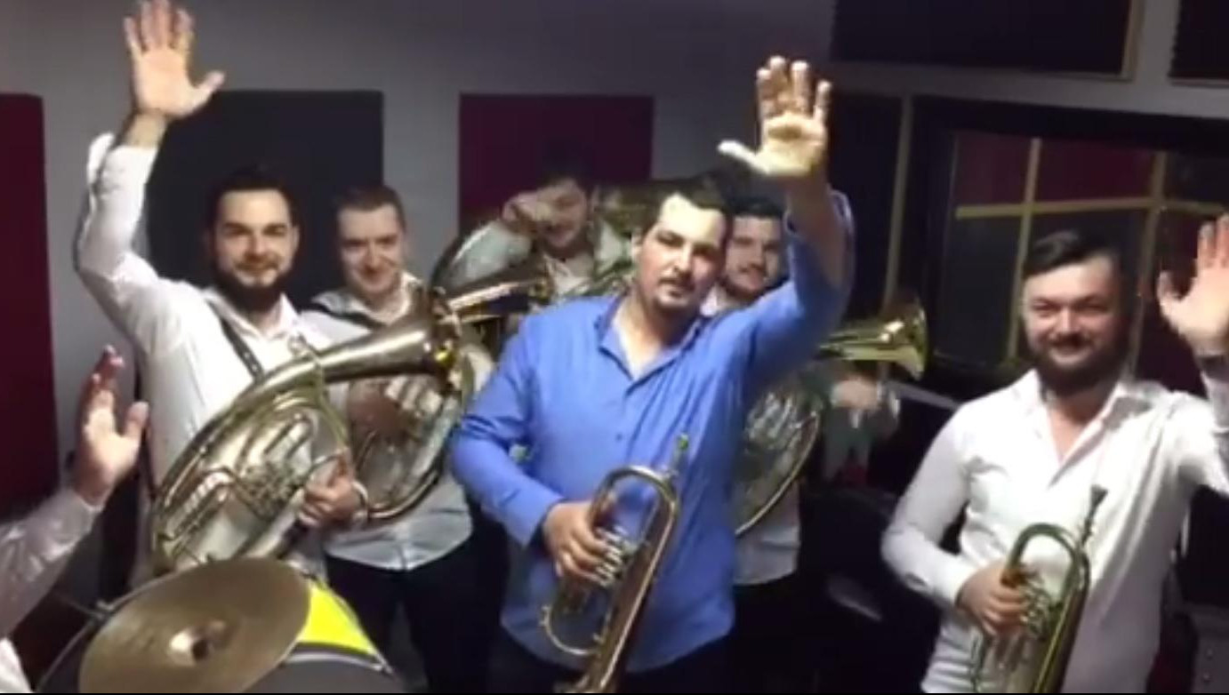 (VIDEO) SAD MU JE POBEDA ZAGARANTOVANA! Orkestar Dejana Lazarevića dao podršku PUTINU!